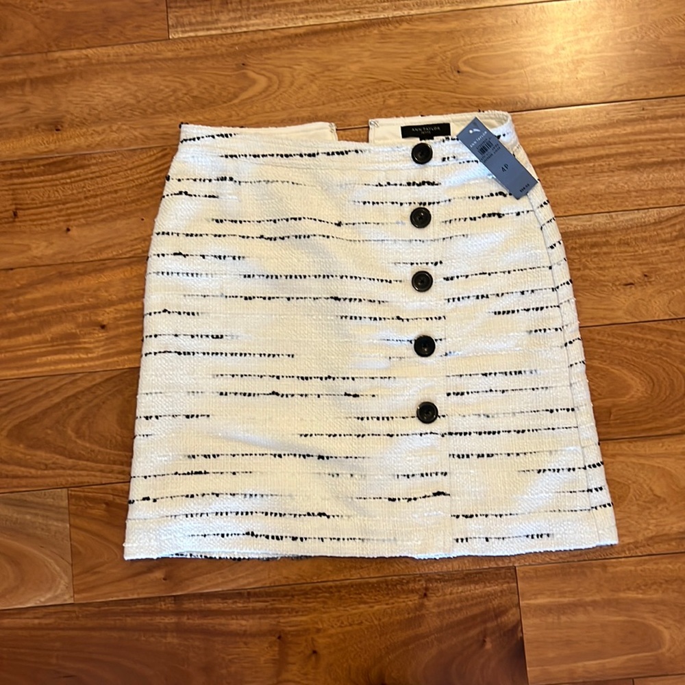 Ann Taylor lined skirt with zip back closure, tags on
